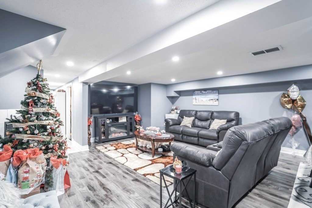 67 Thorncroft Cres