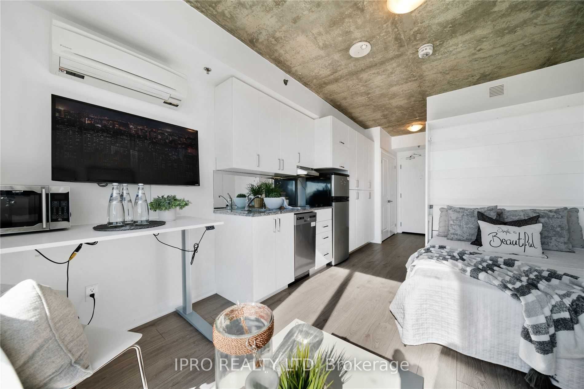 1900 Simcoe Street N, #815