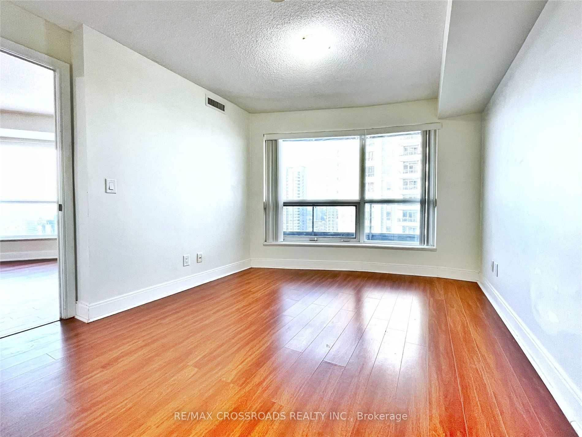 135 Village Green Sq, #1023