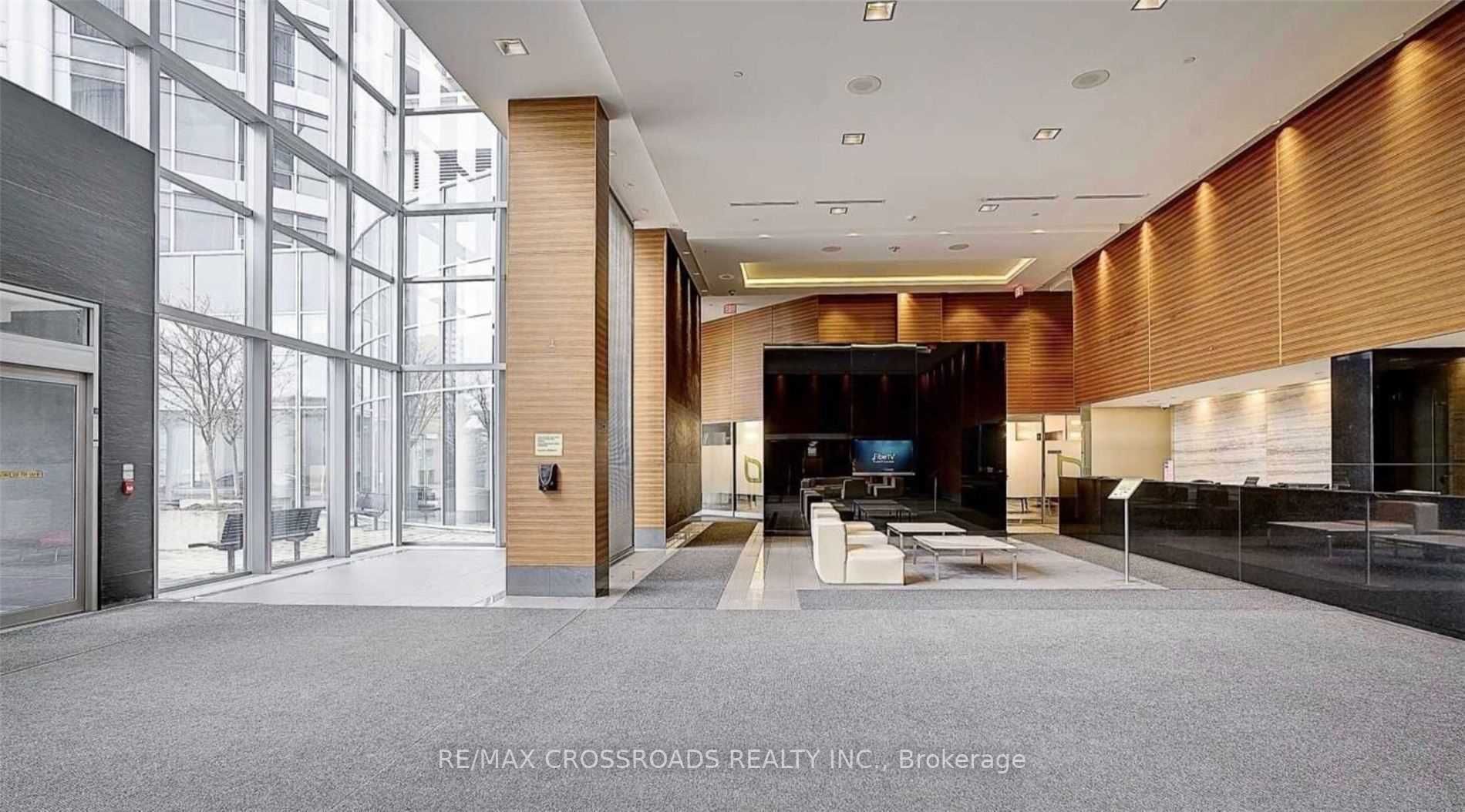 135 Village Green Sq, #1023