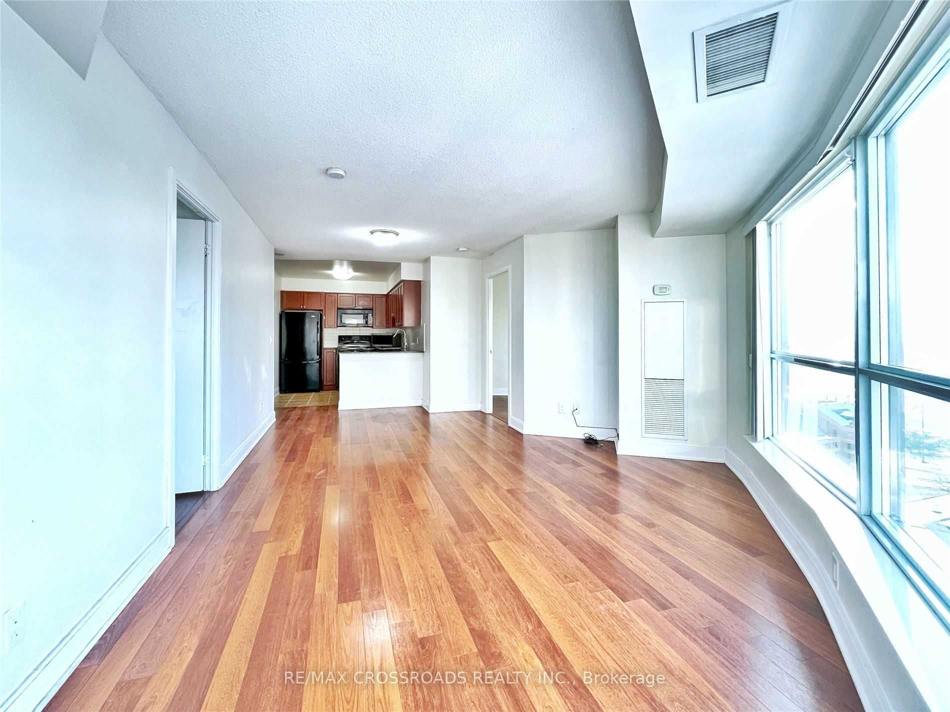 135 Village Green Sq, #1023