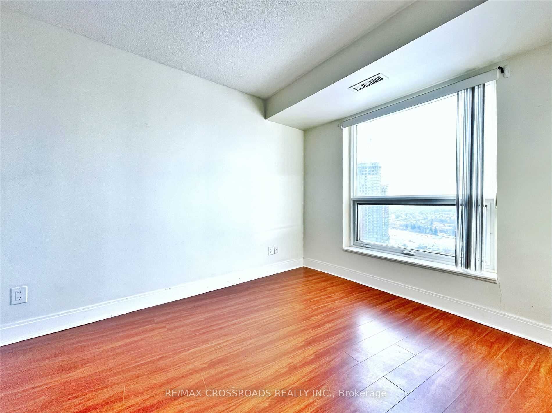 135 Village Green Sq, #1023