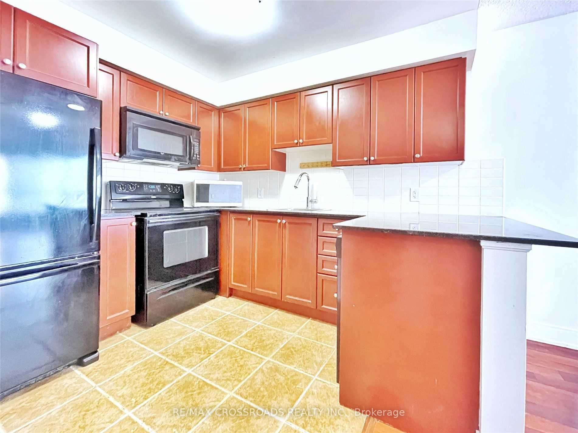135 Village Green Sq, #1023