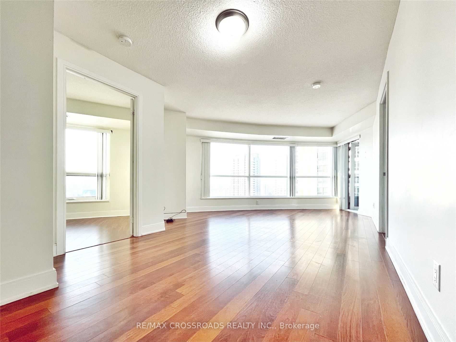 135 Village Green Sq, #1023
