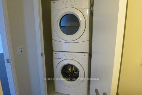135 Village Green Sq, #1023
