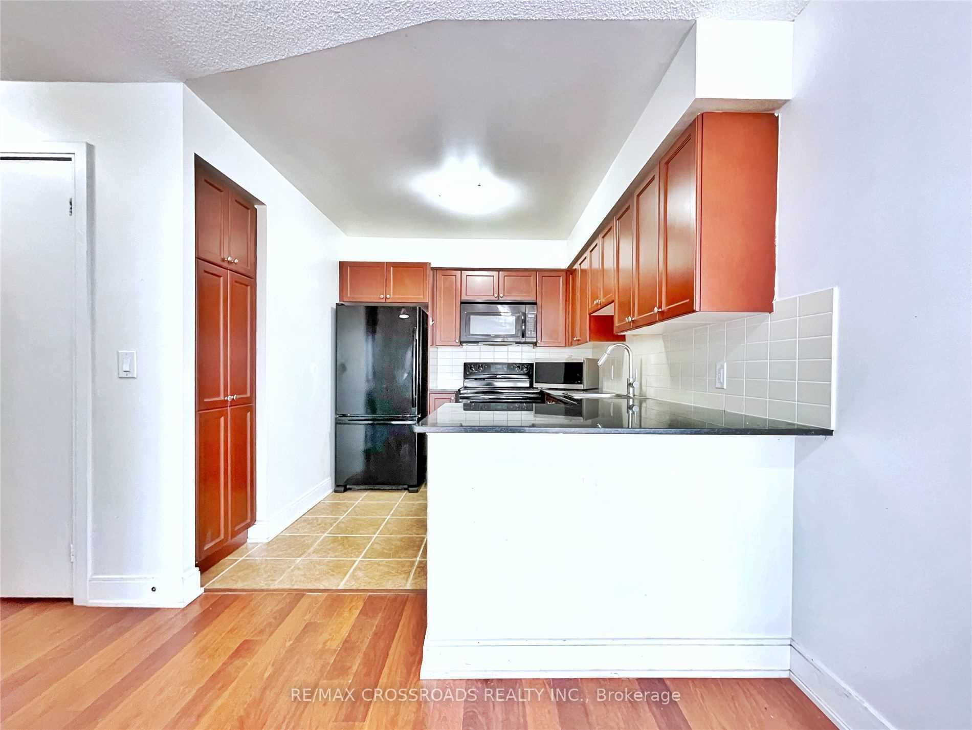 135 Village Green Sq, #1023
