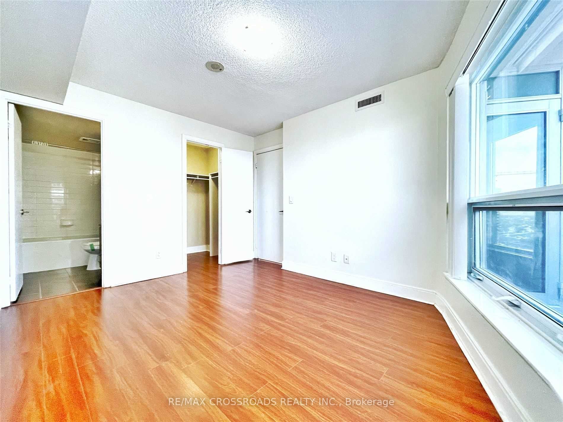 135 Village Green Sq, #1023