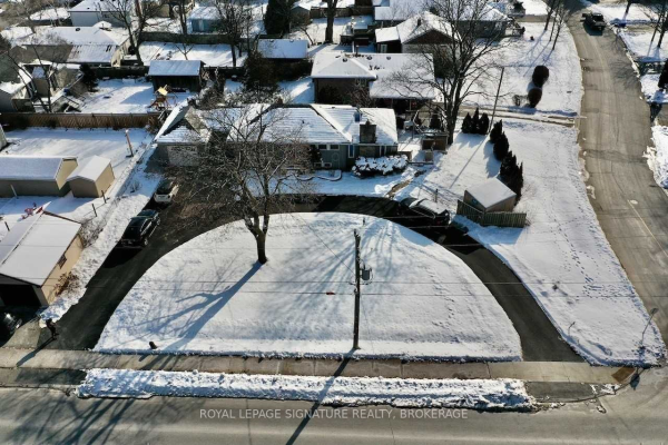 851 Oklahoma Dr, Pickering
