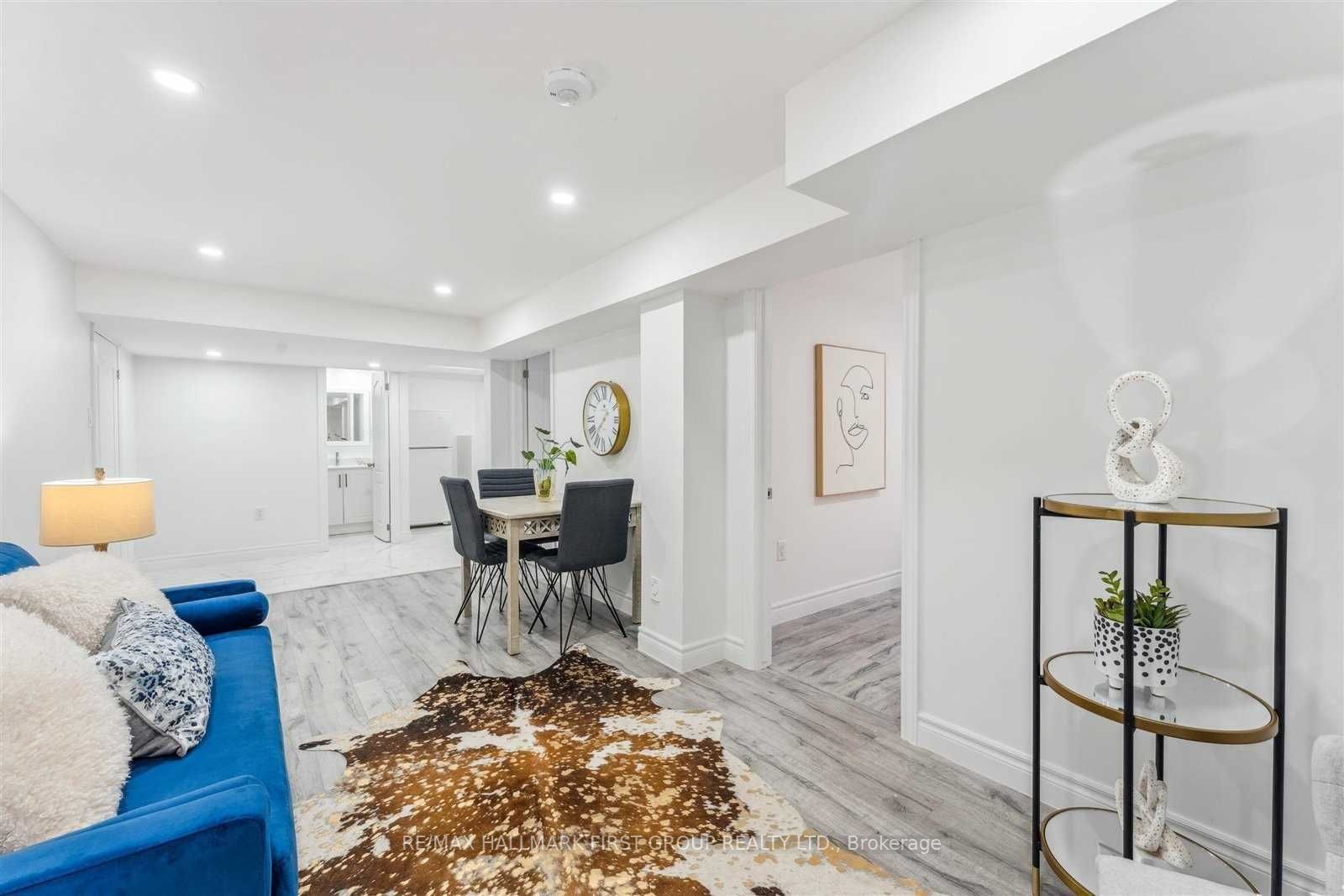 200 Mossbrook Sq