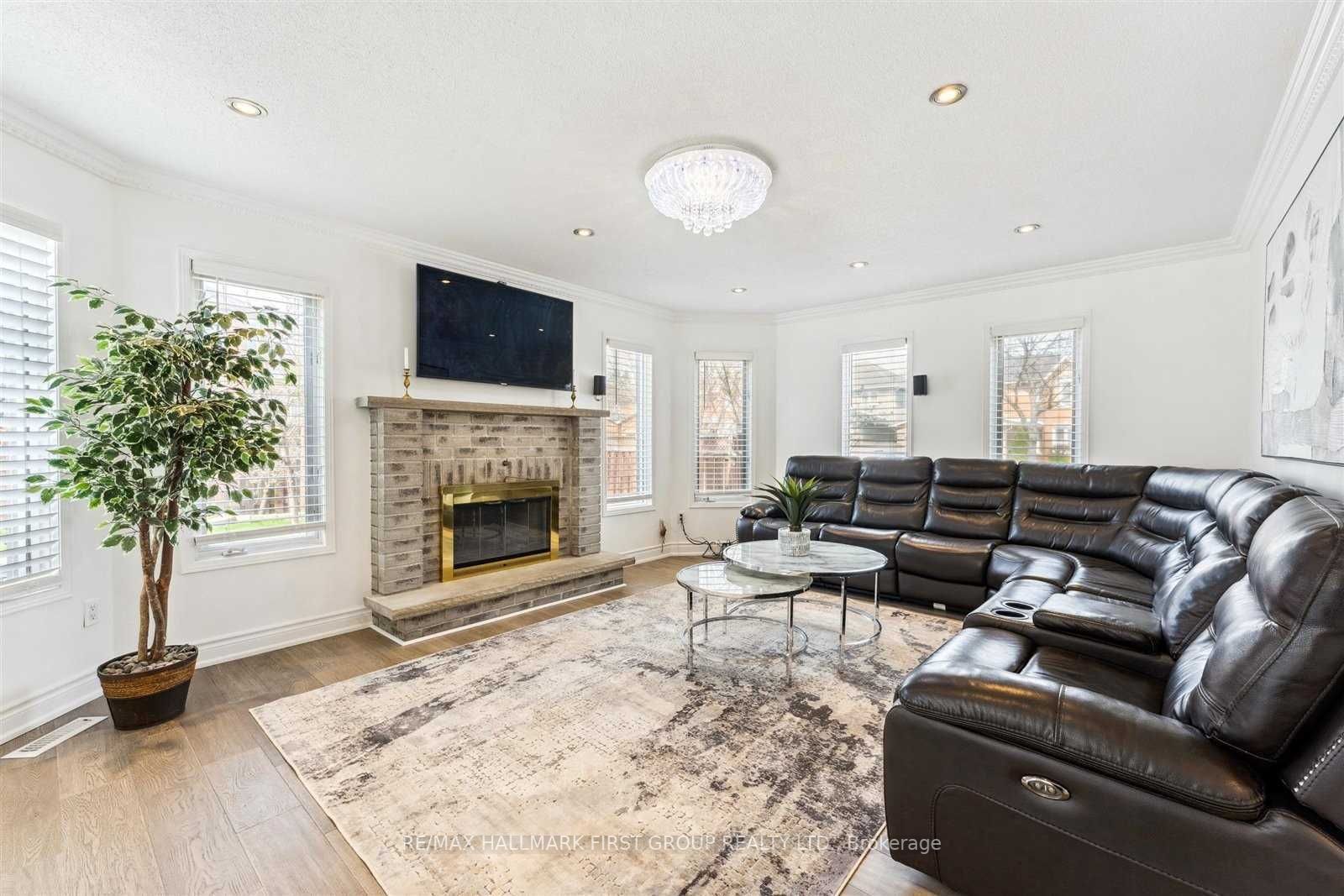 200 Mossbrook Sq