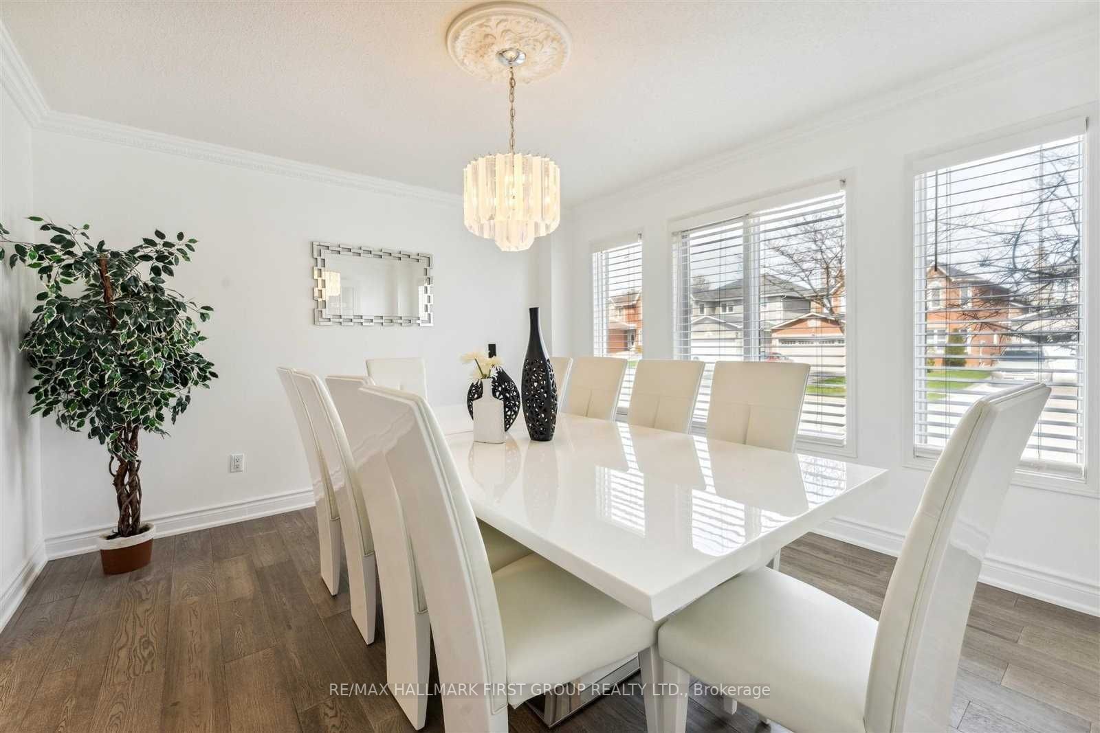 200 Mossbrook Sq