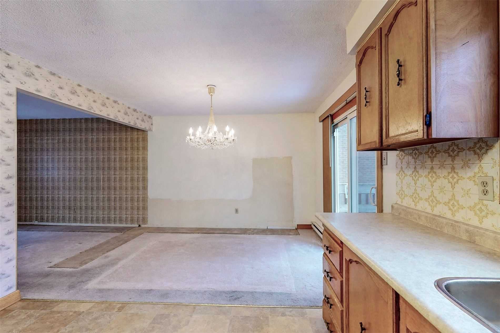 647 Capilano Crescent