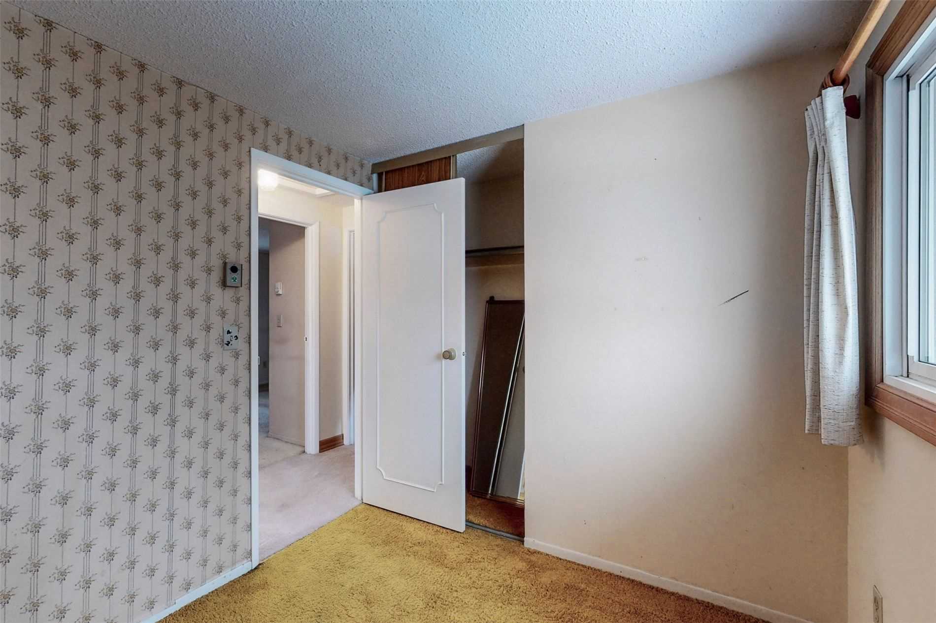 647 Capilano Crescent