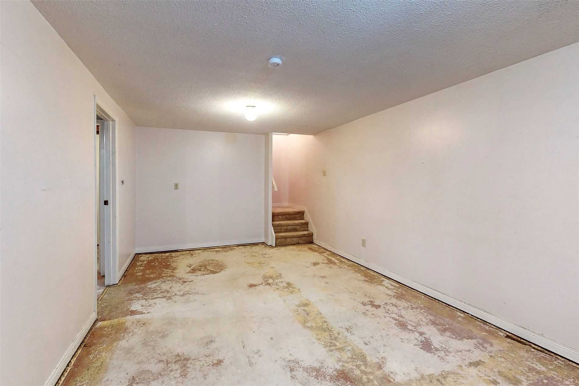 647 Capilano Crescent
