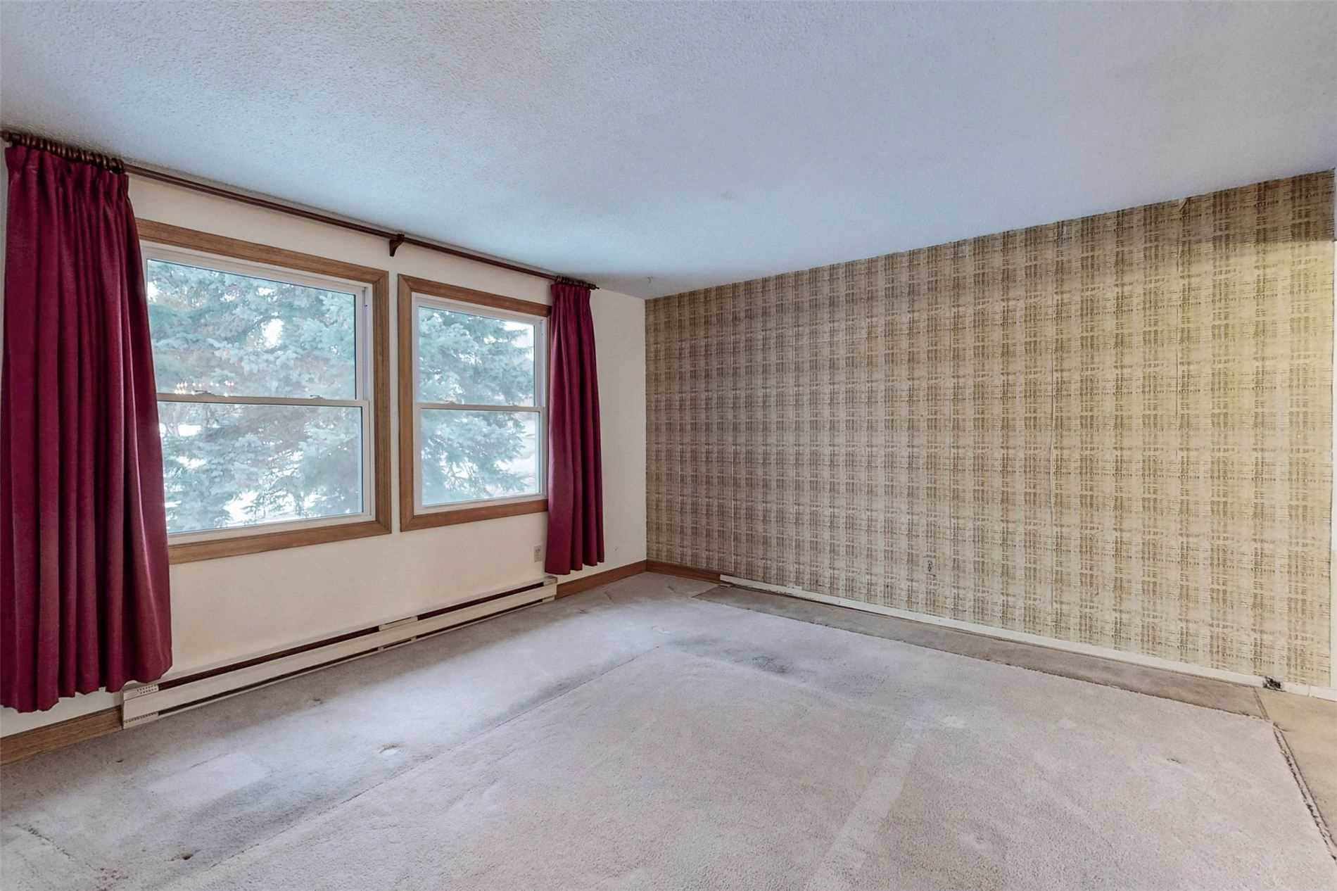 647 Capilano Crescent