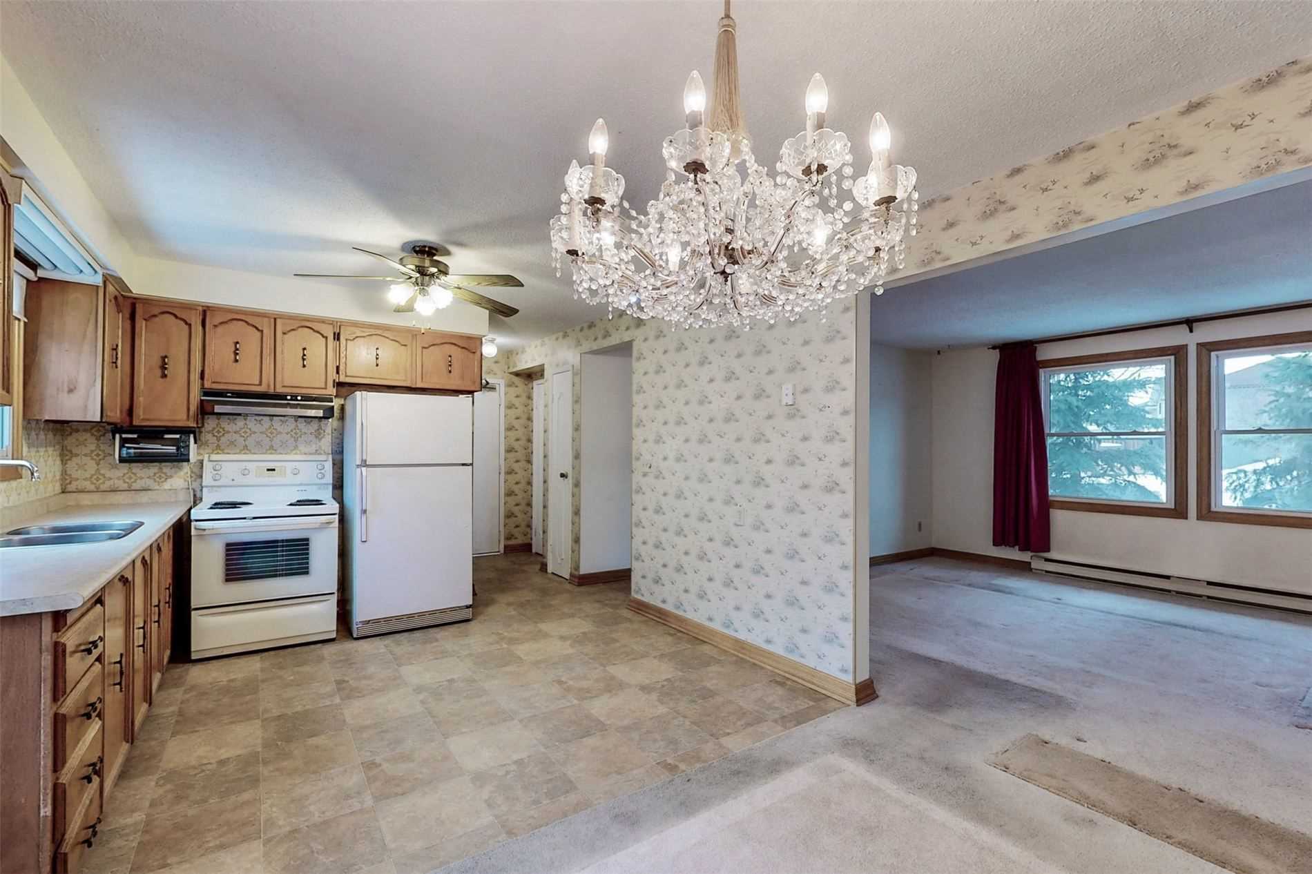647 Capilano Crescent