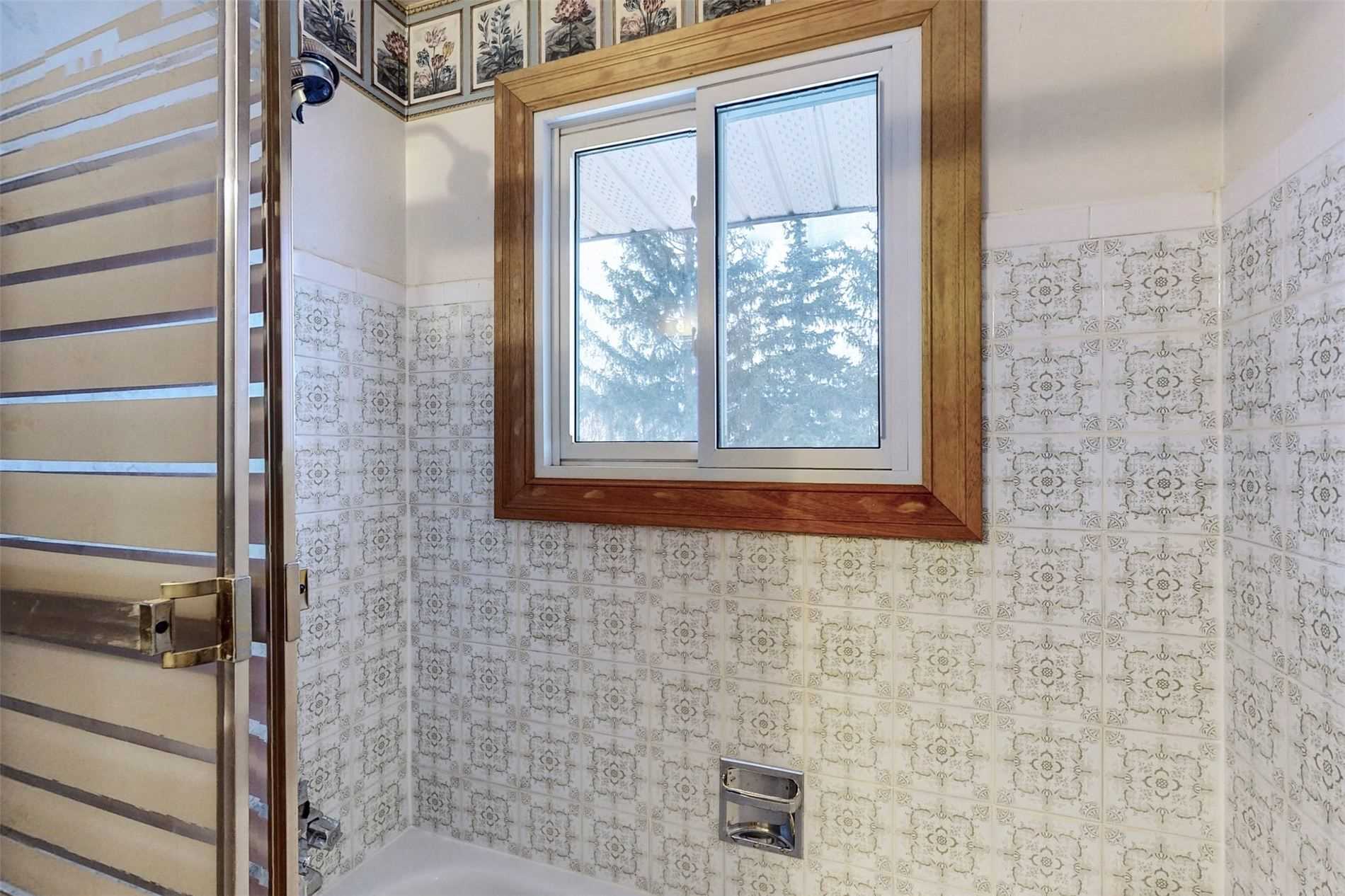 647 Capilano Crescent