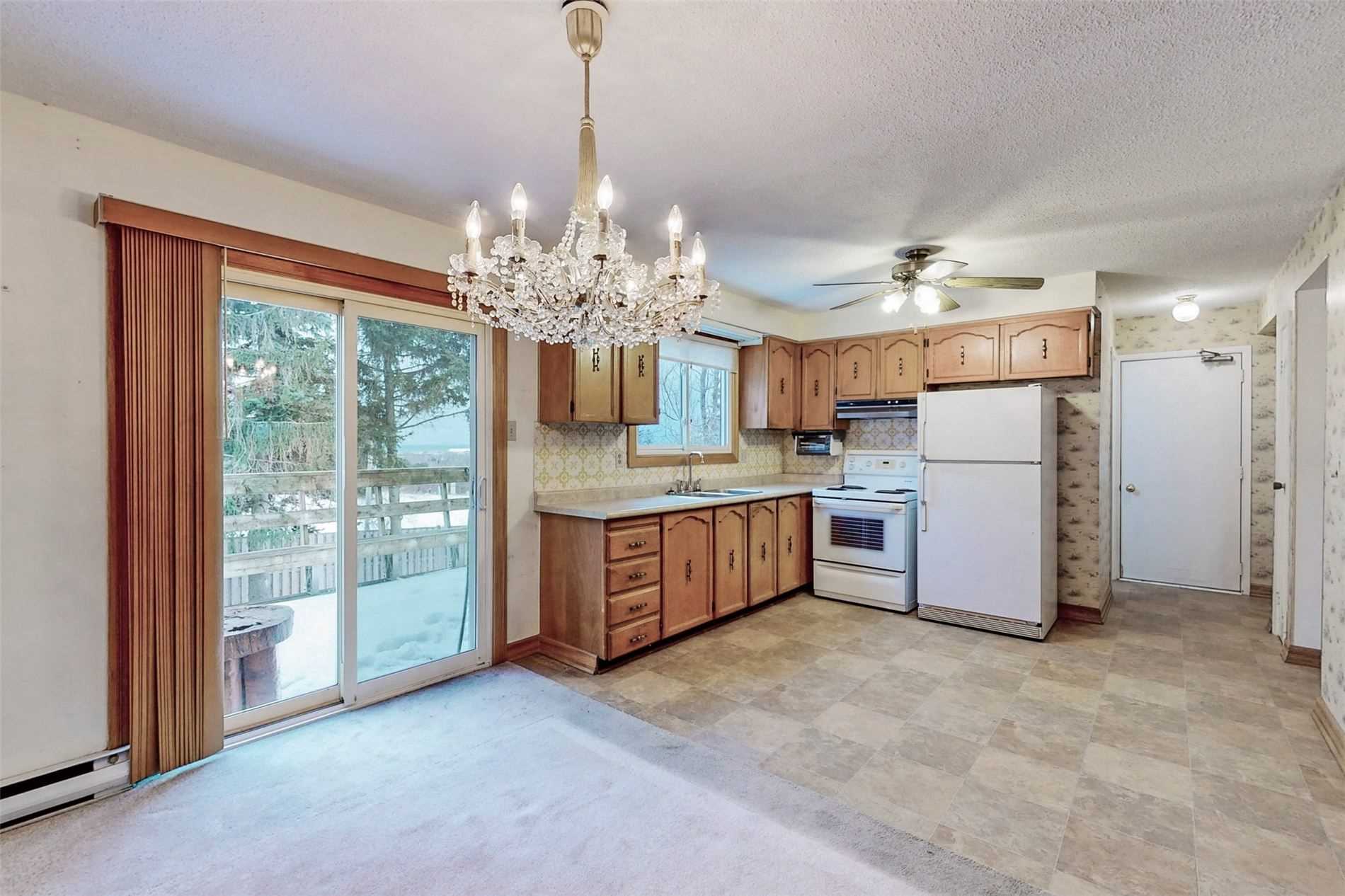 647 Capilano Crescent