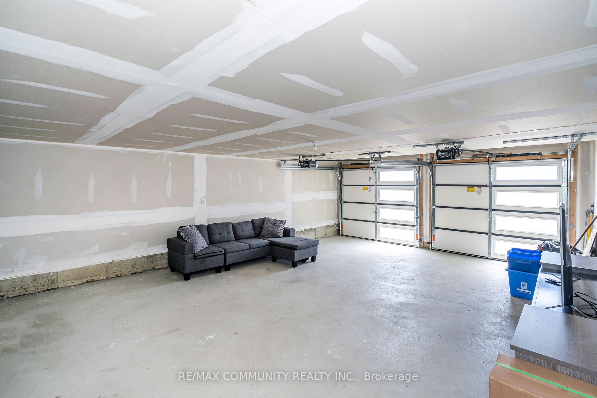215 Port Darlington Rd