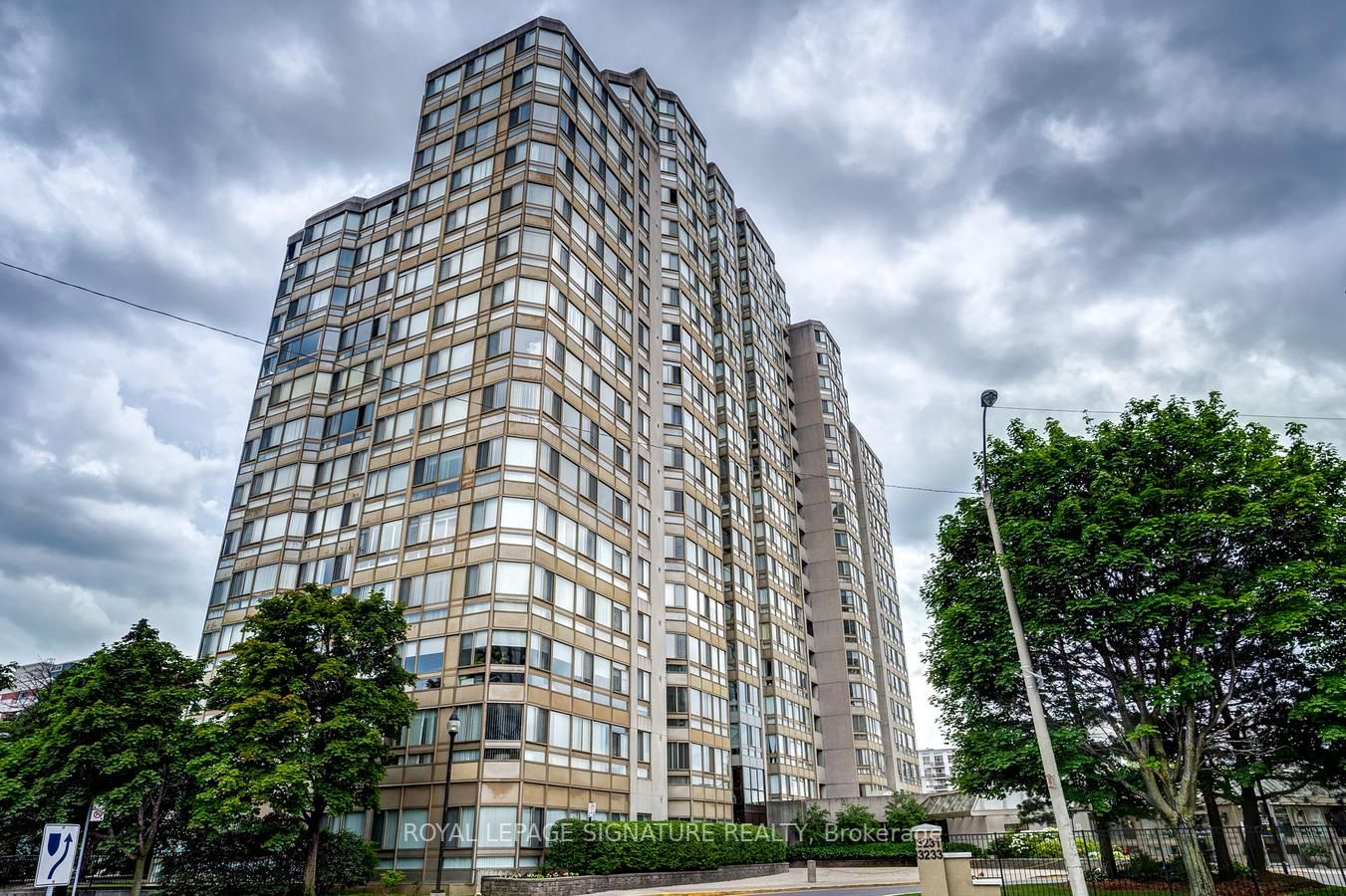 3233 Eglinton Avenue E #802