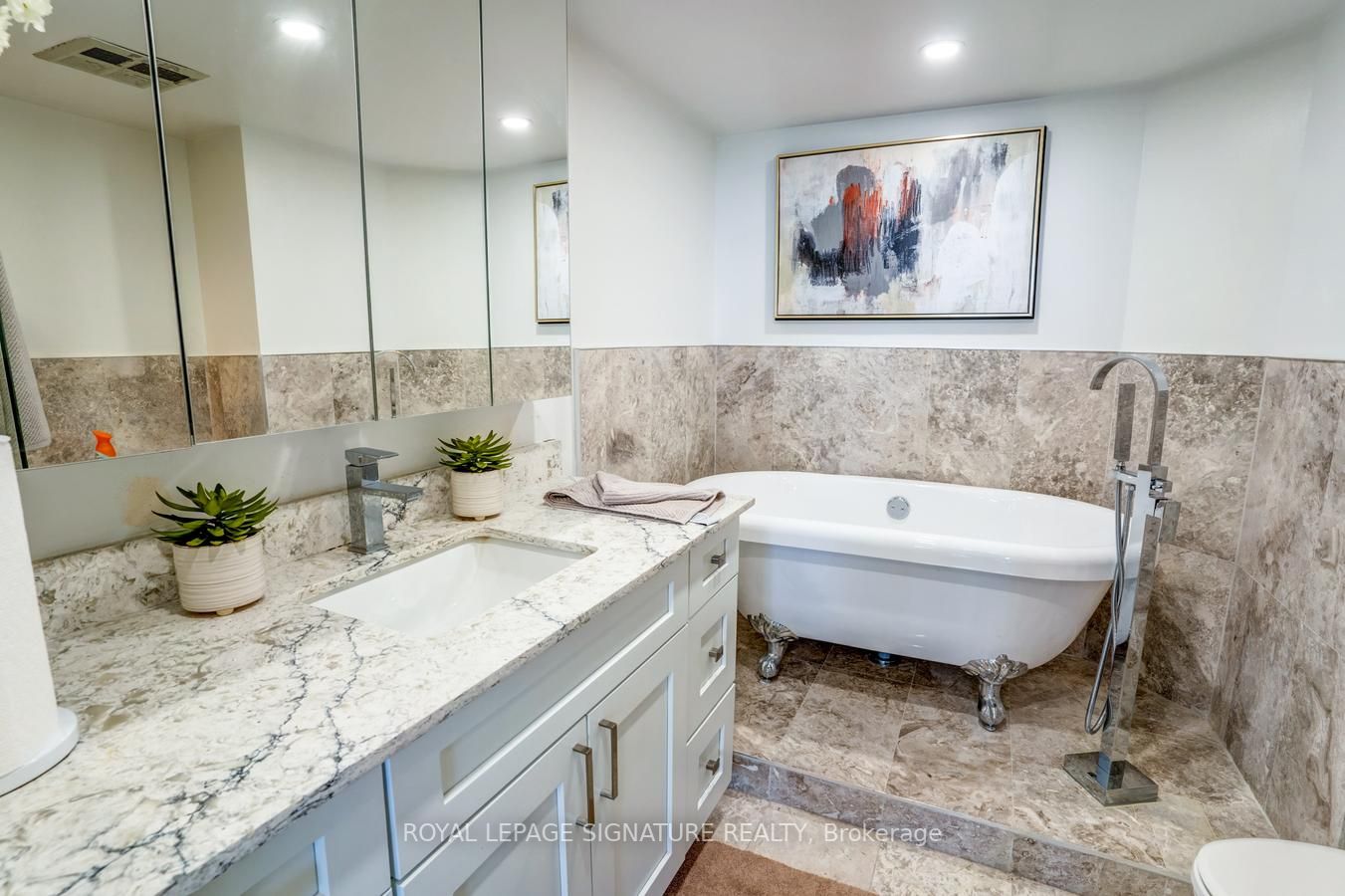 3233 Eglinton Avenue E #802