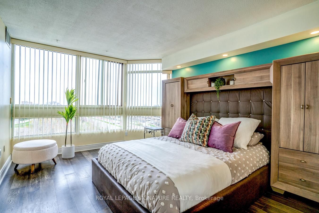 3233 Eglinton Avenue E #802