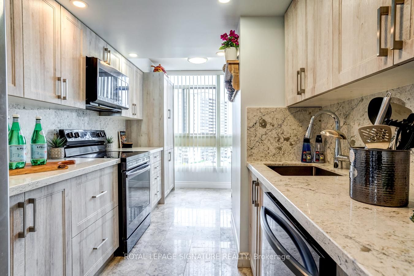 3233 Eglinton Avenue E #802