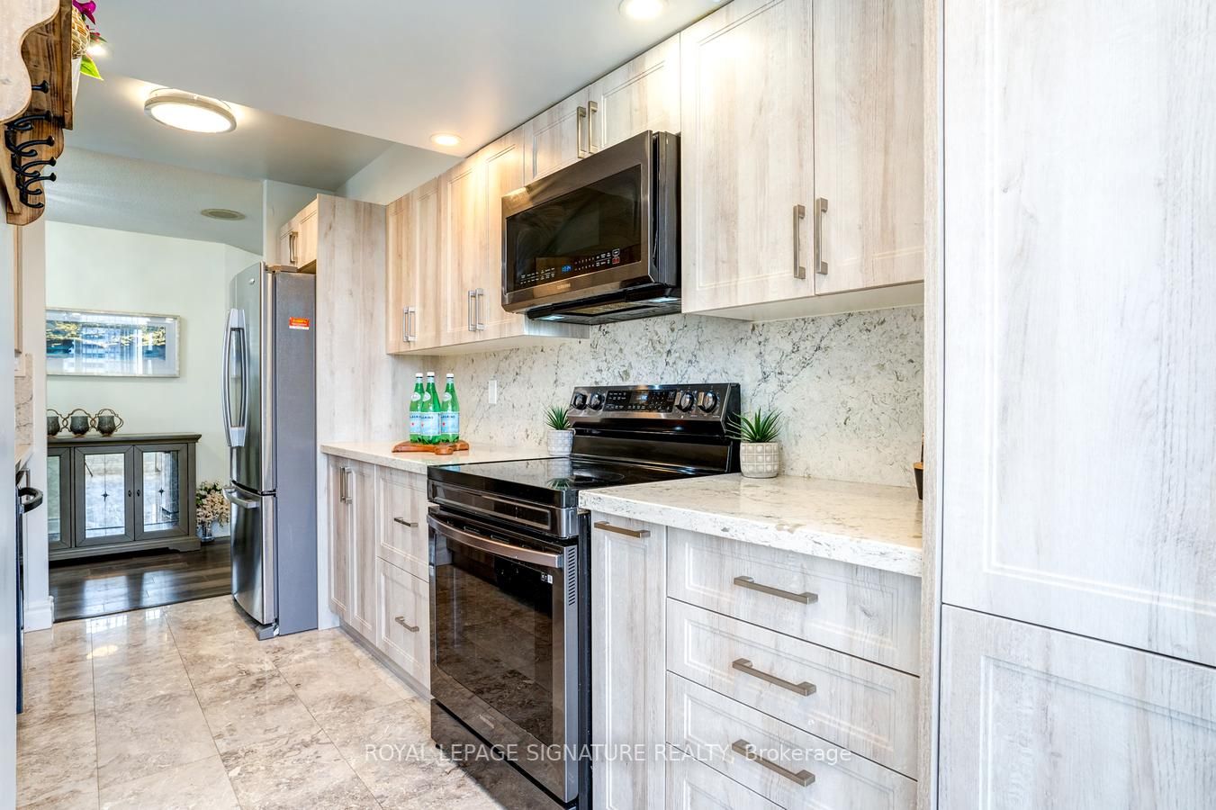 3233 Eglinton Avenue E #802