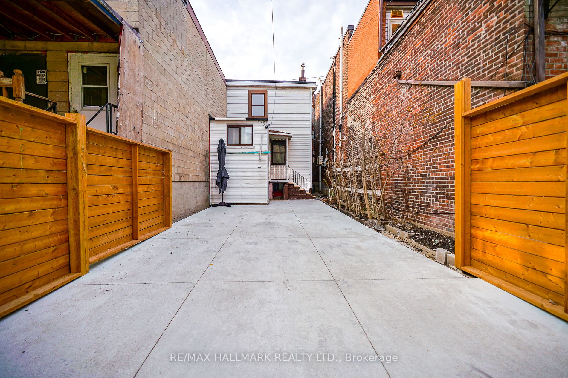 947 Gerrard St E