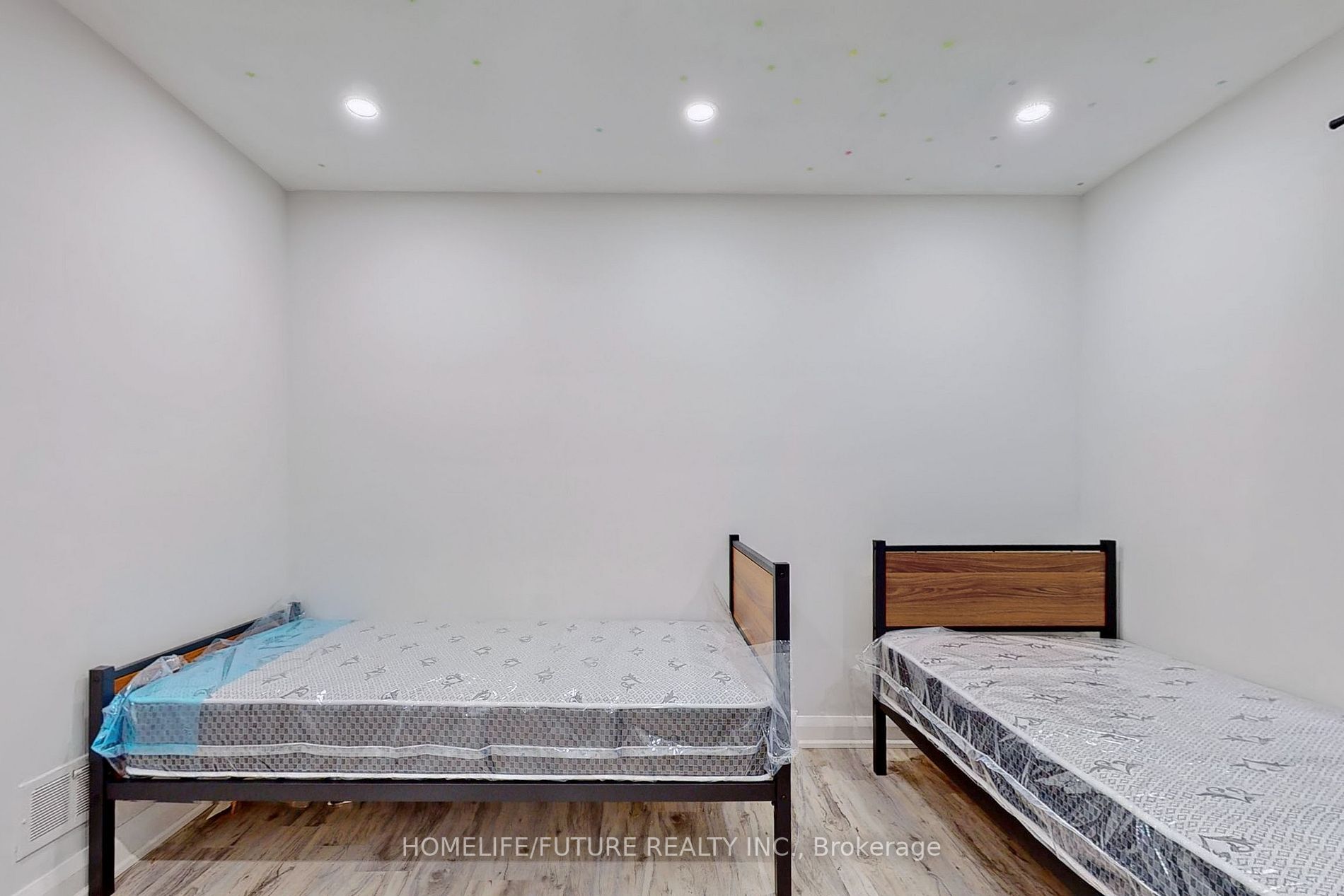 1496 Simcoe Street N