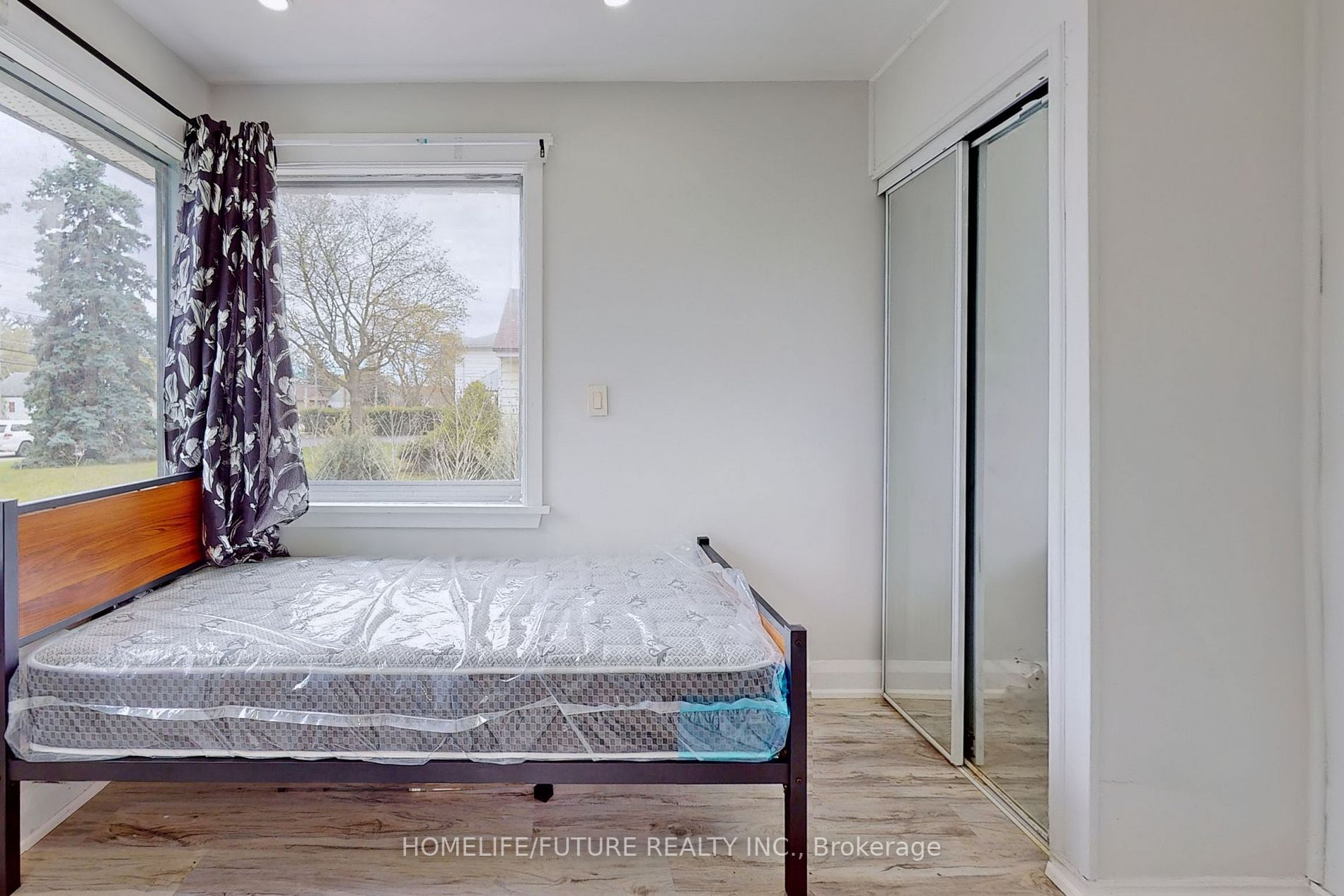 1496 Simcoe Street N