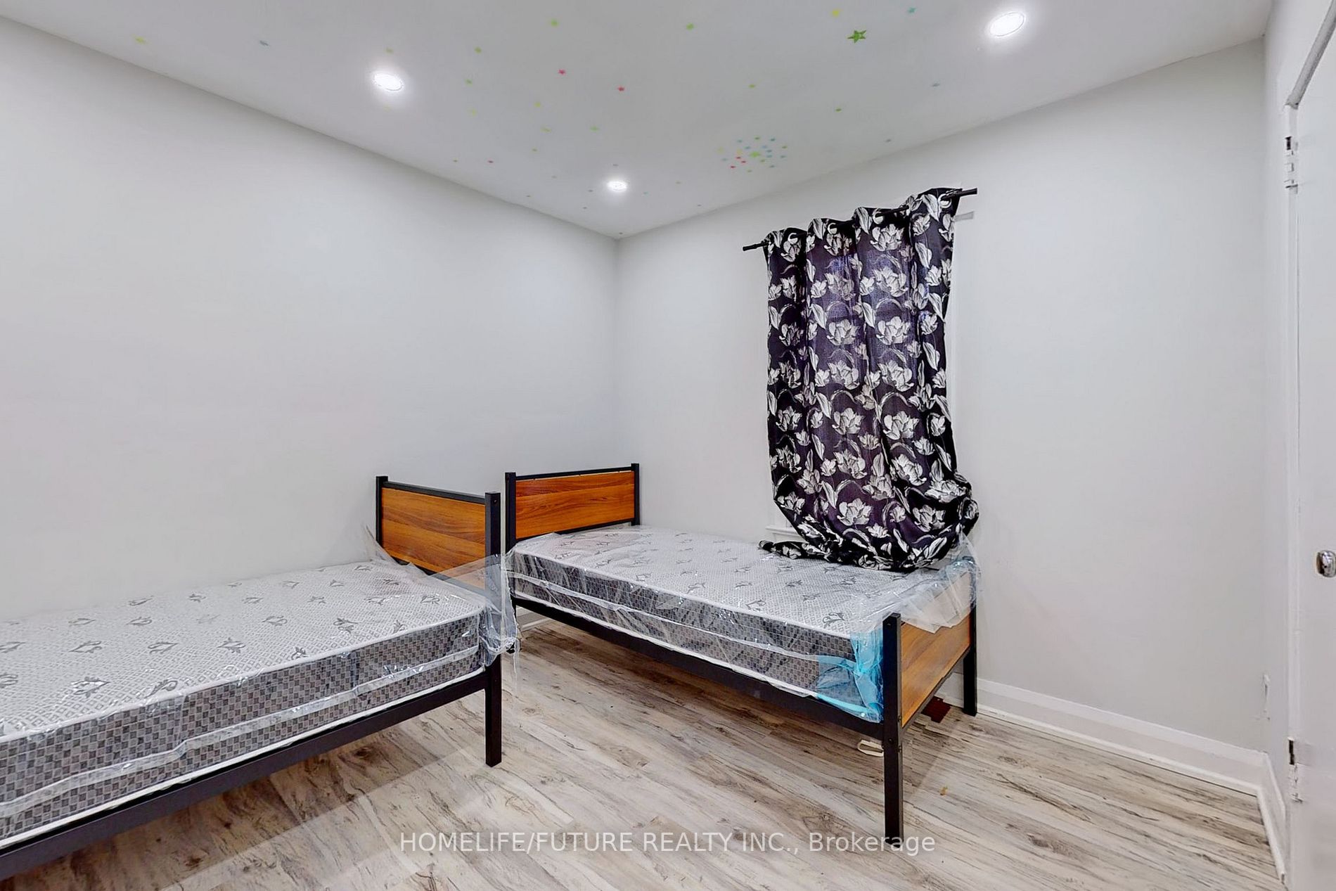1496 Simcoe Street N