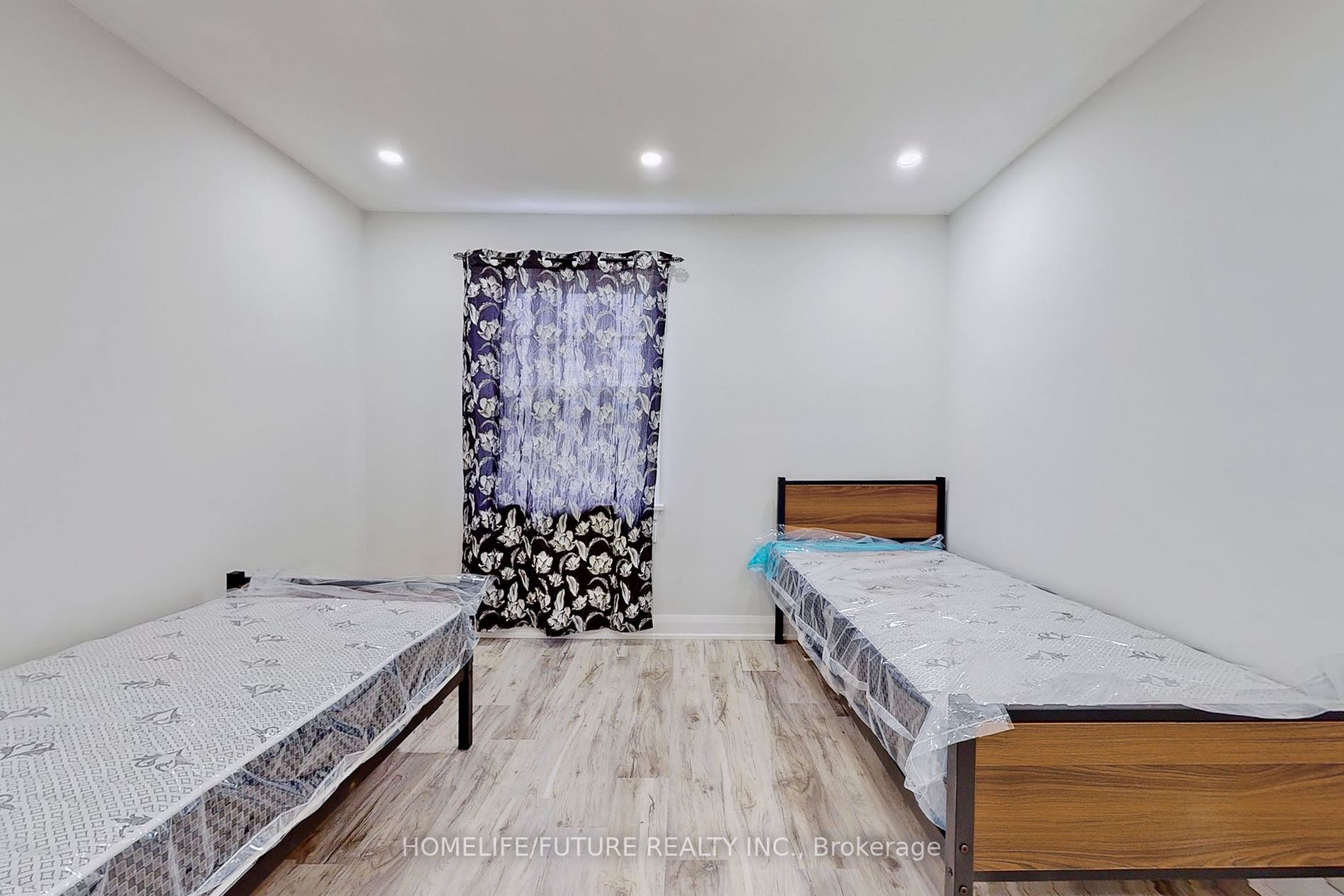 1496 Simcoe Street N