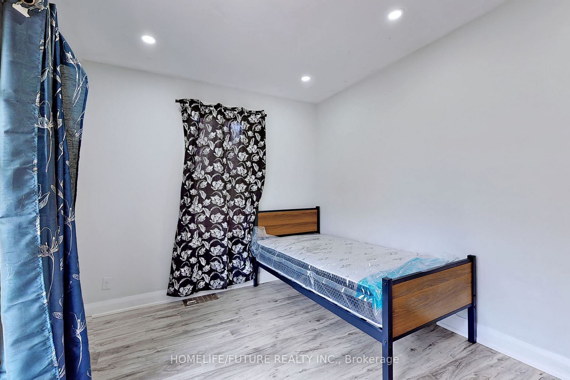 1496 Simcoe Street N