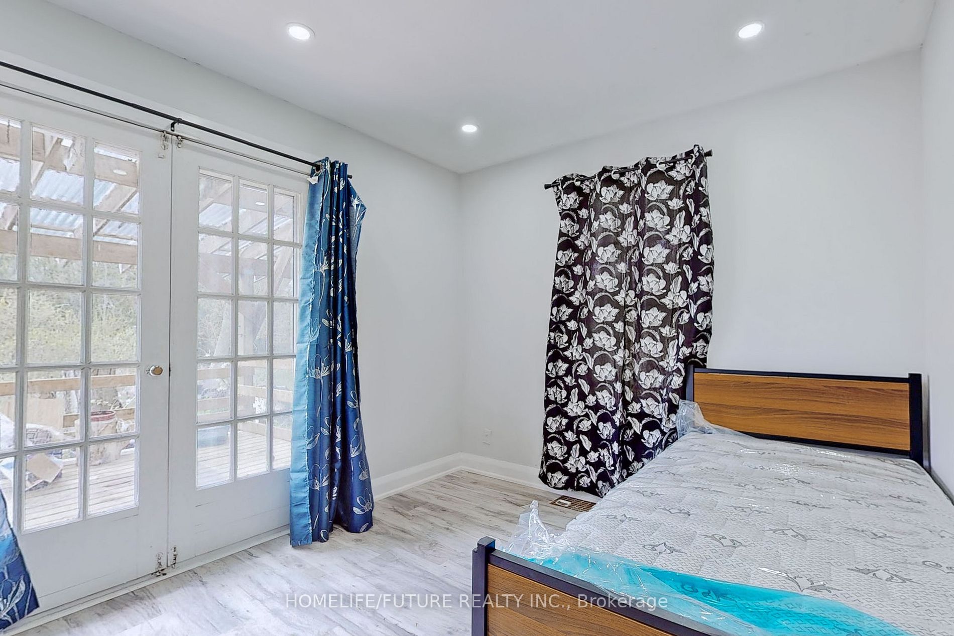 1496 Simcoe Street N