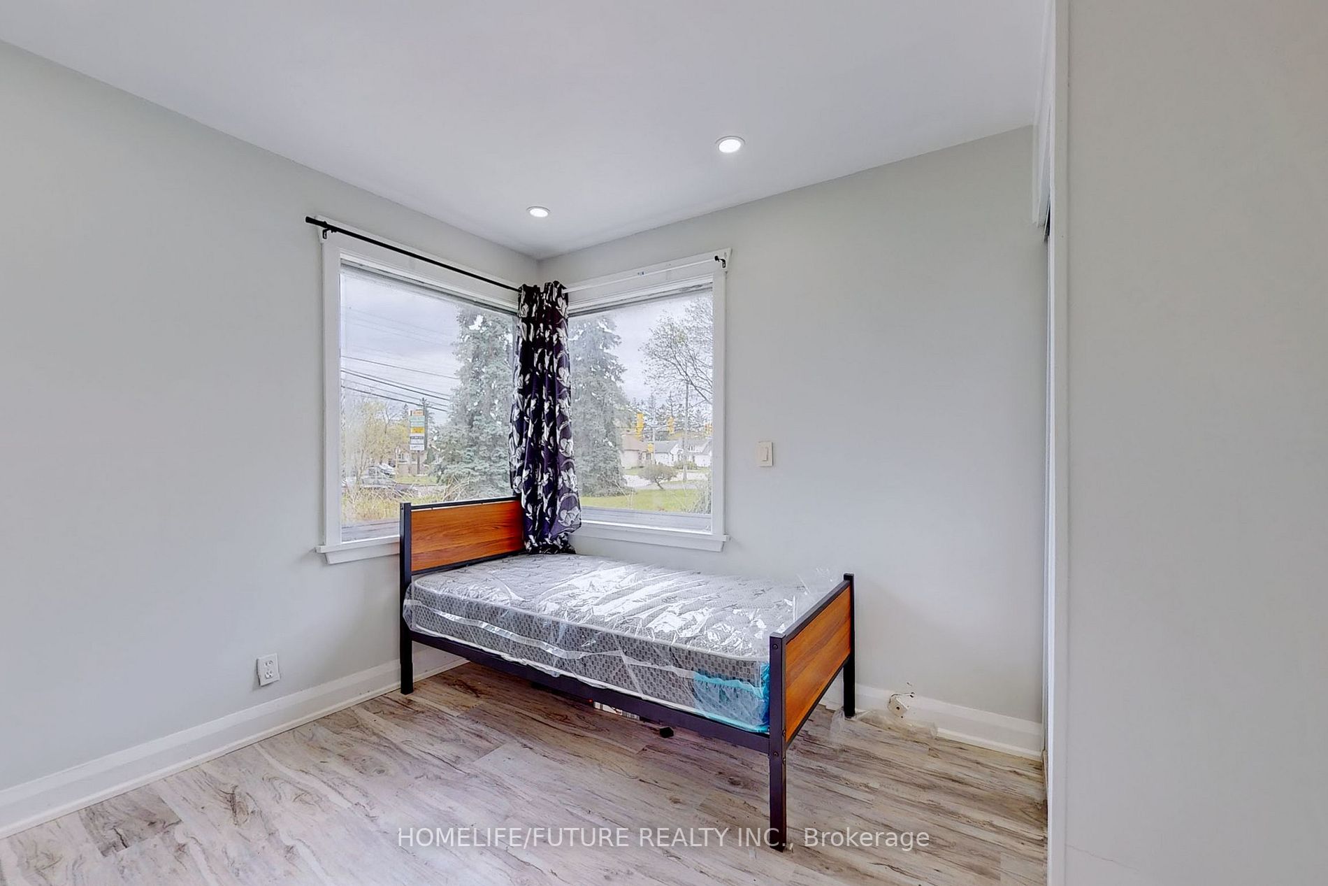 1496 Simcoe Street N