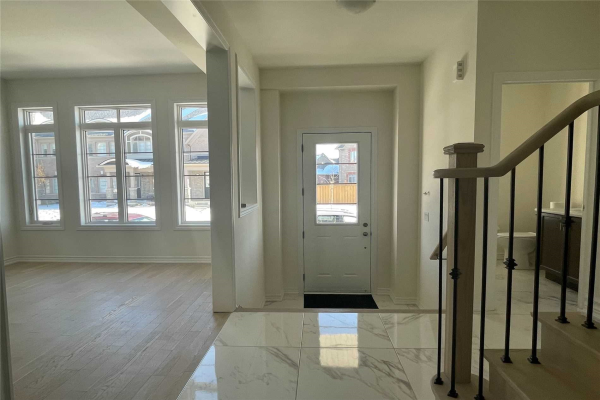 4 Clutterbuck Lane, Ajax