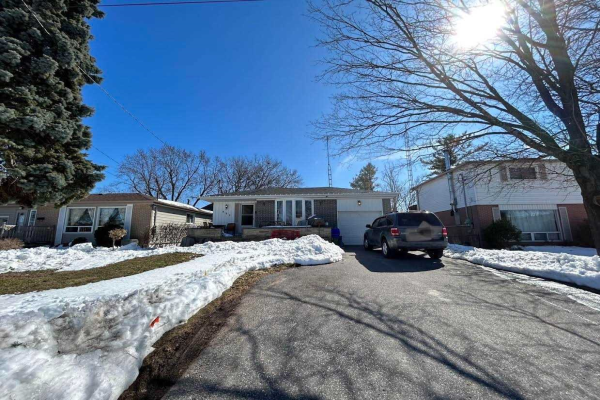 959 Oklahoma Dr, Pickering
