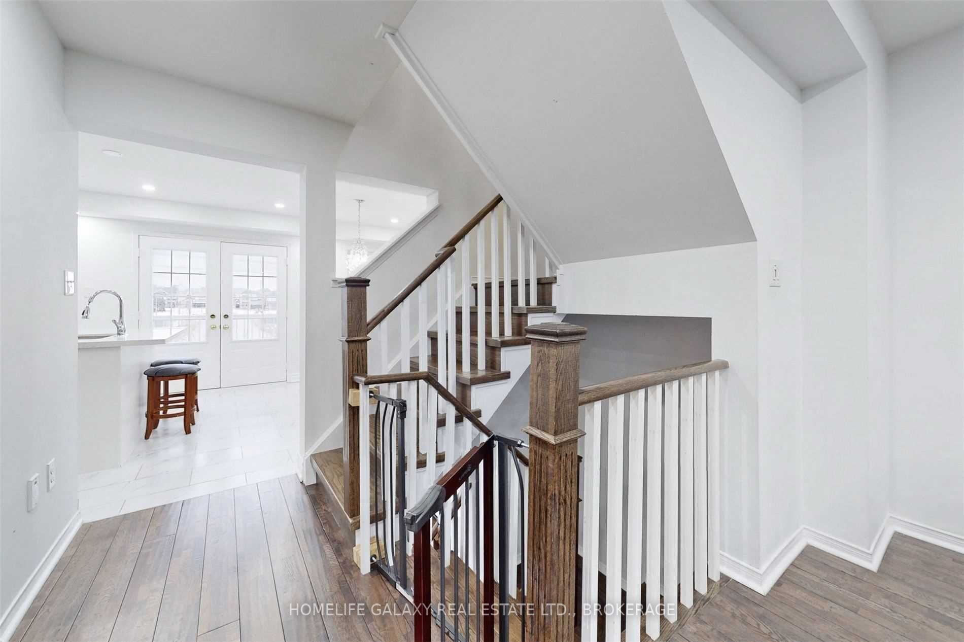 527 Rossland Road E
