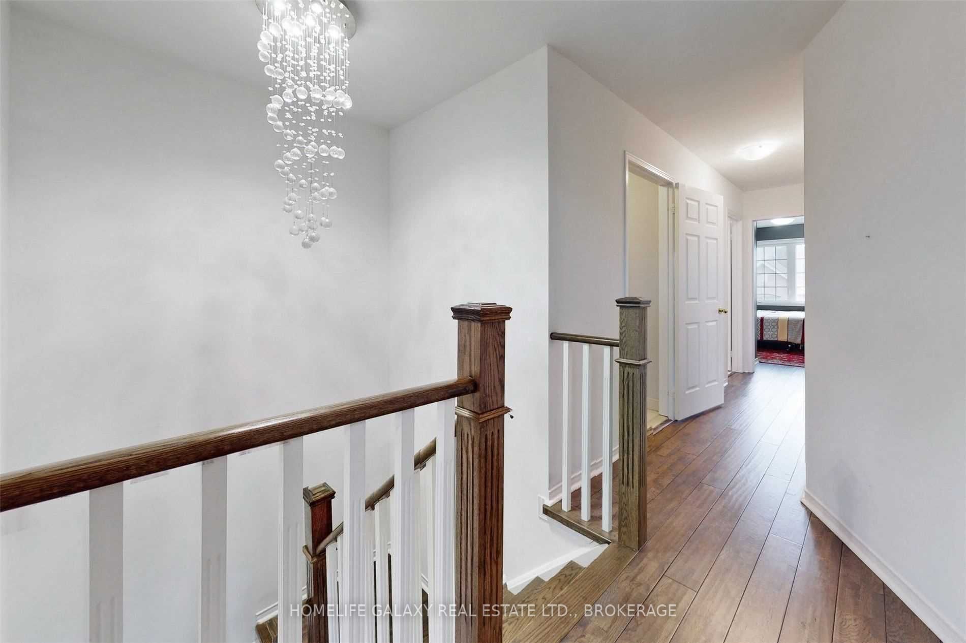 527 Rossland Road E