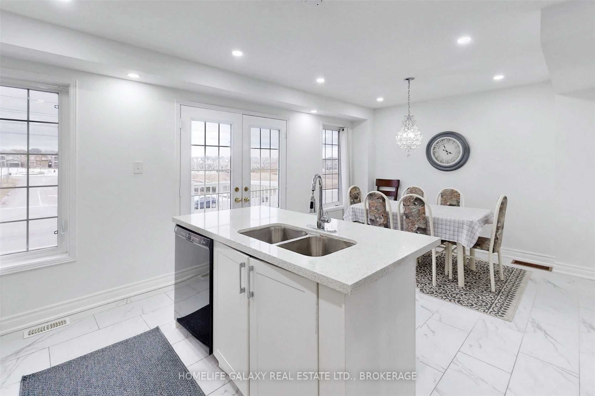 527 Rossland Road E