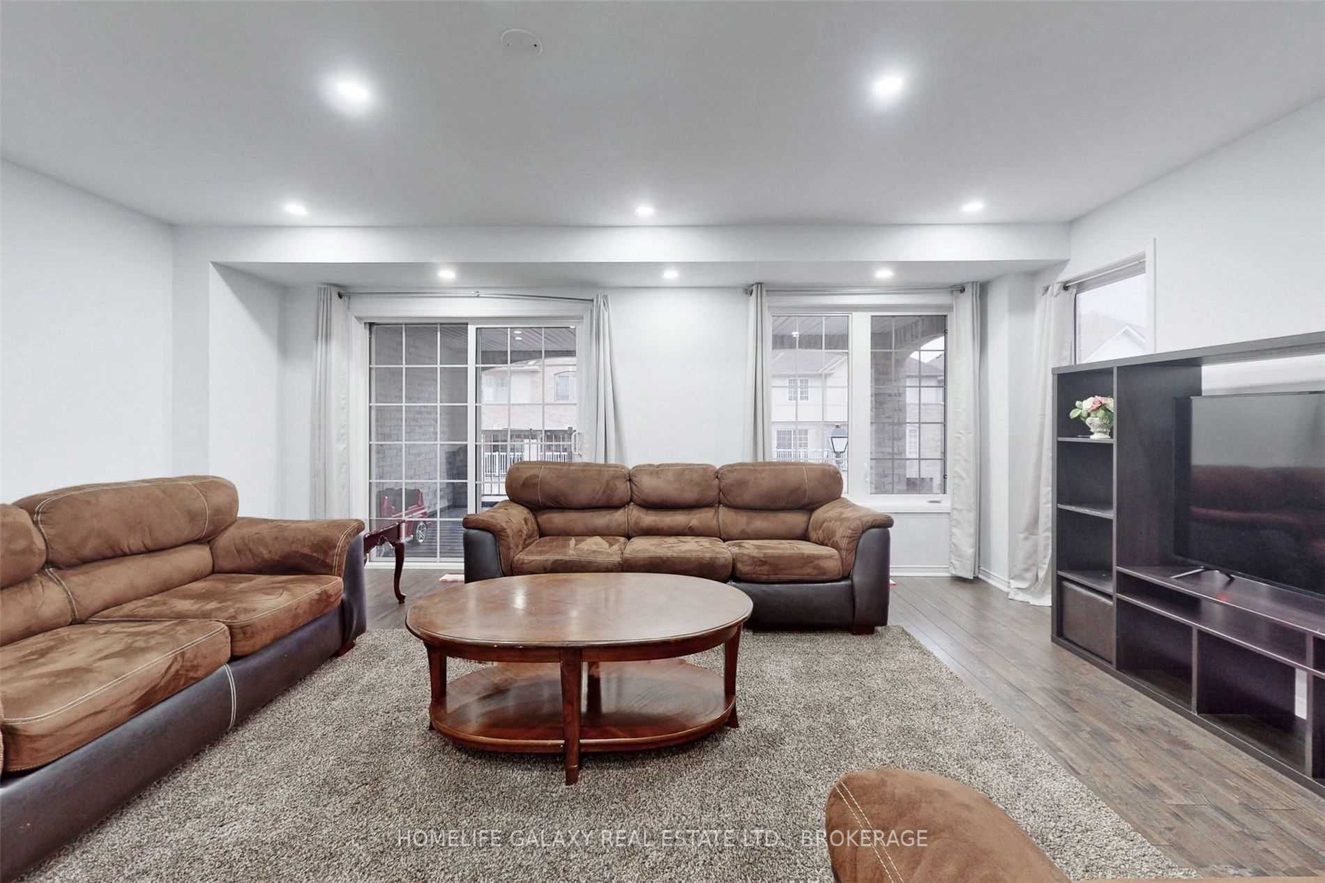 527 Rossland Road E