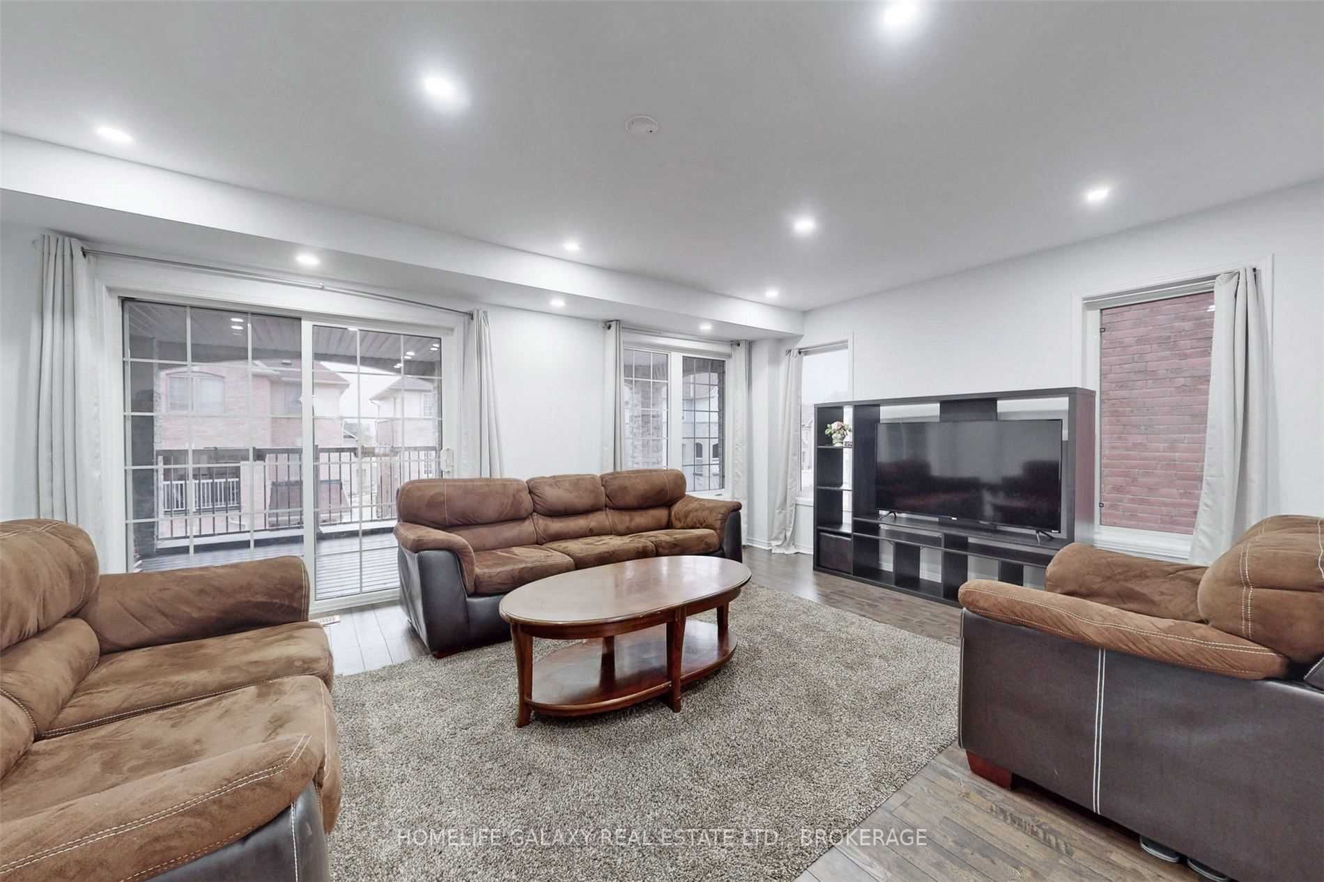 527 Rossland Road E
