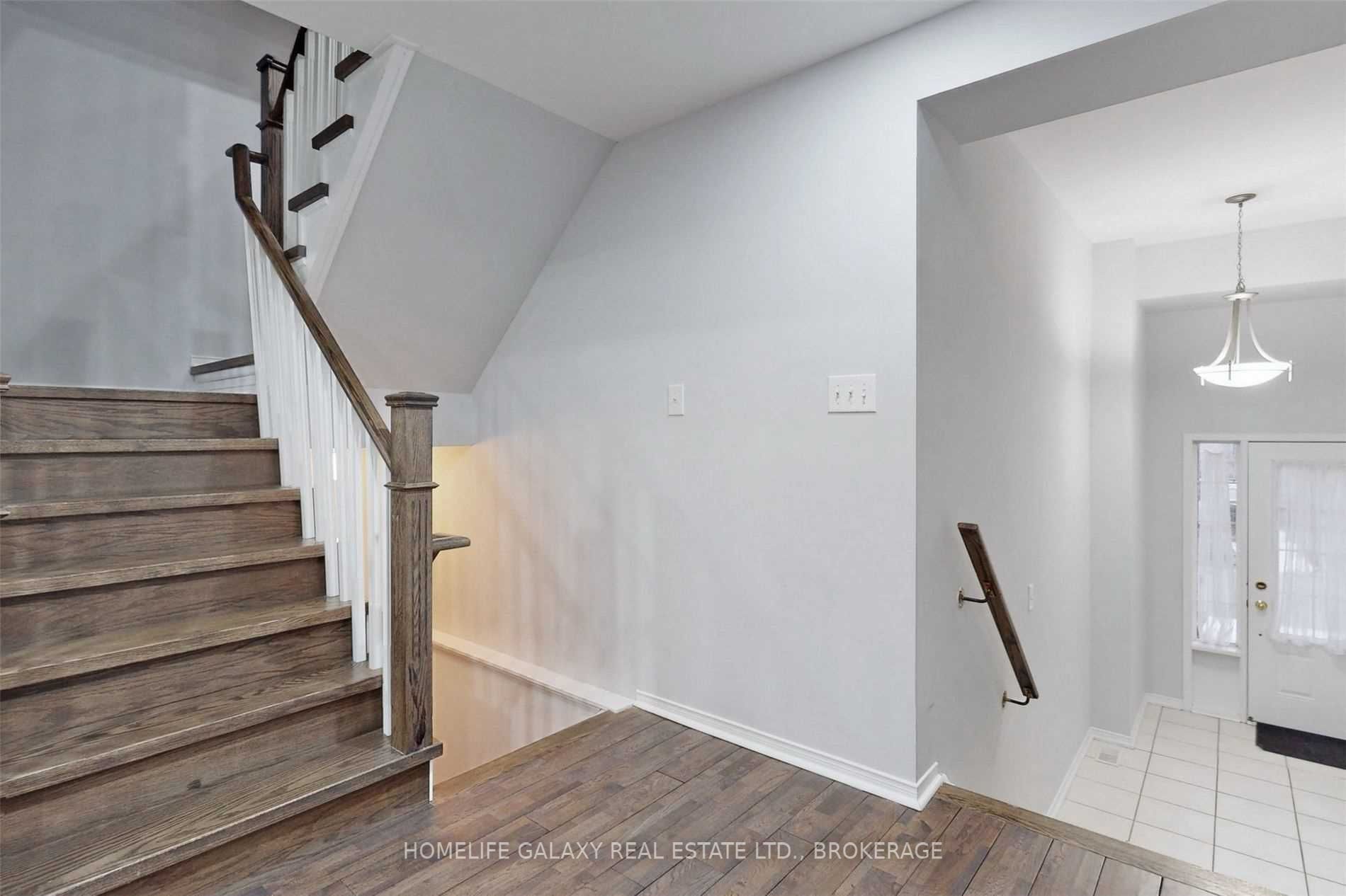 527 Rossland Road E