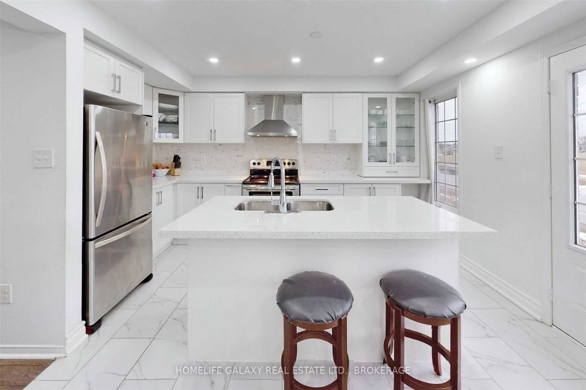 527 Rossland Road E