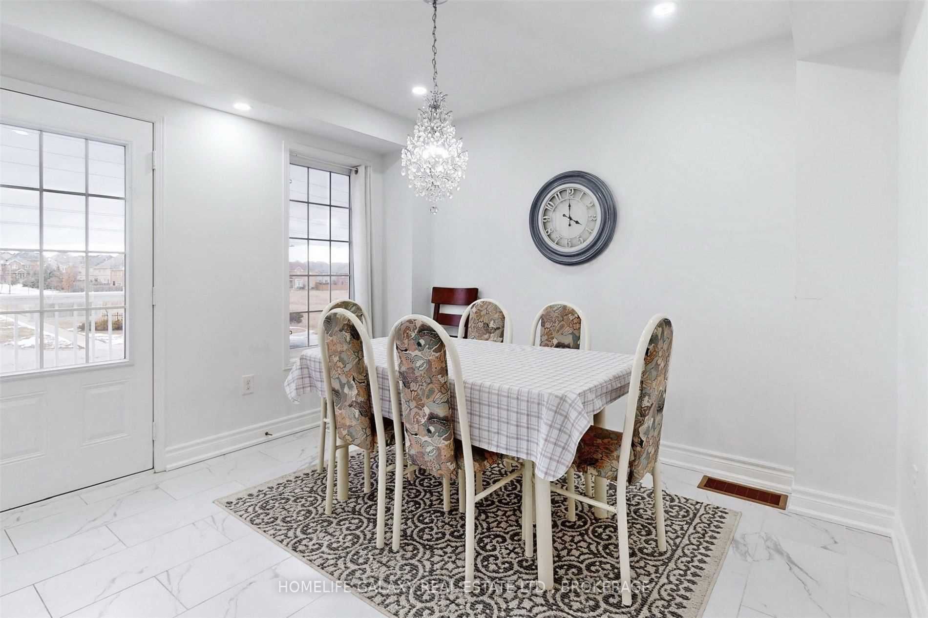 527 Rossland Road E
