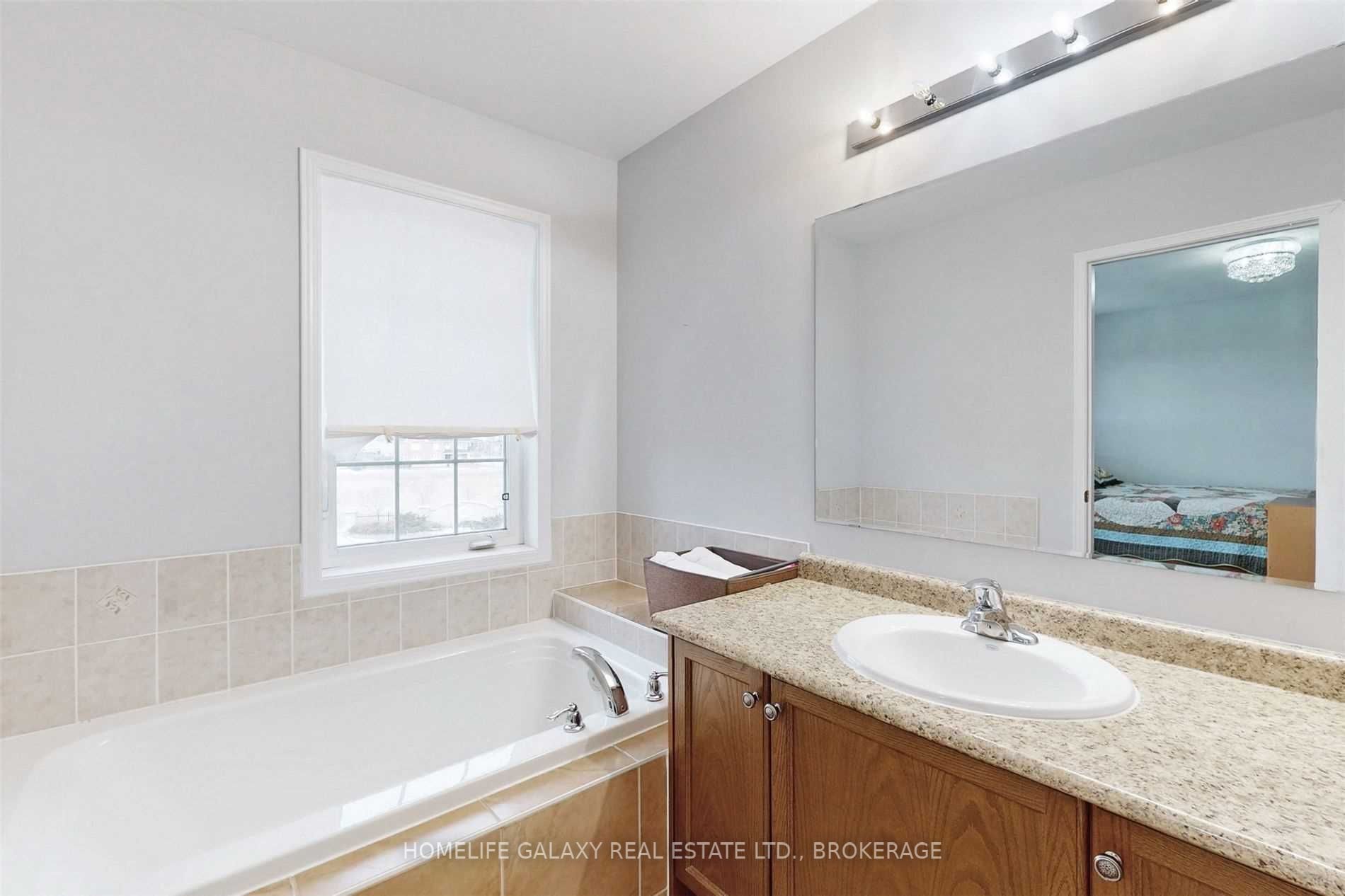 527 Rossland Road E