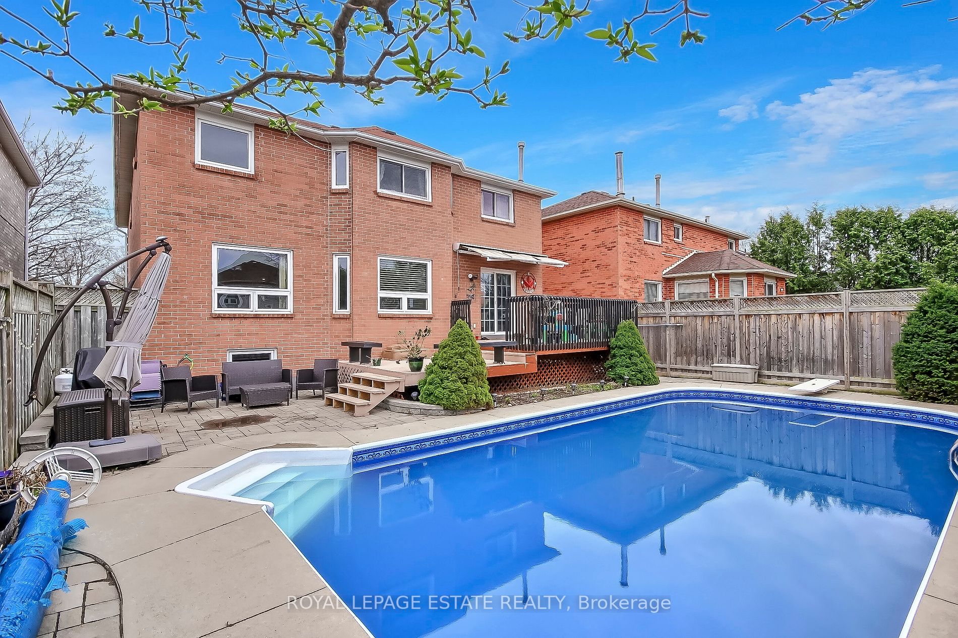 936 Mount Allan Ave