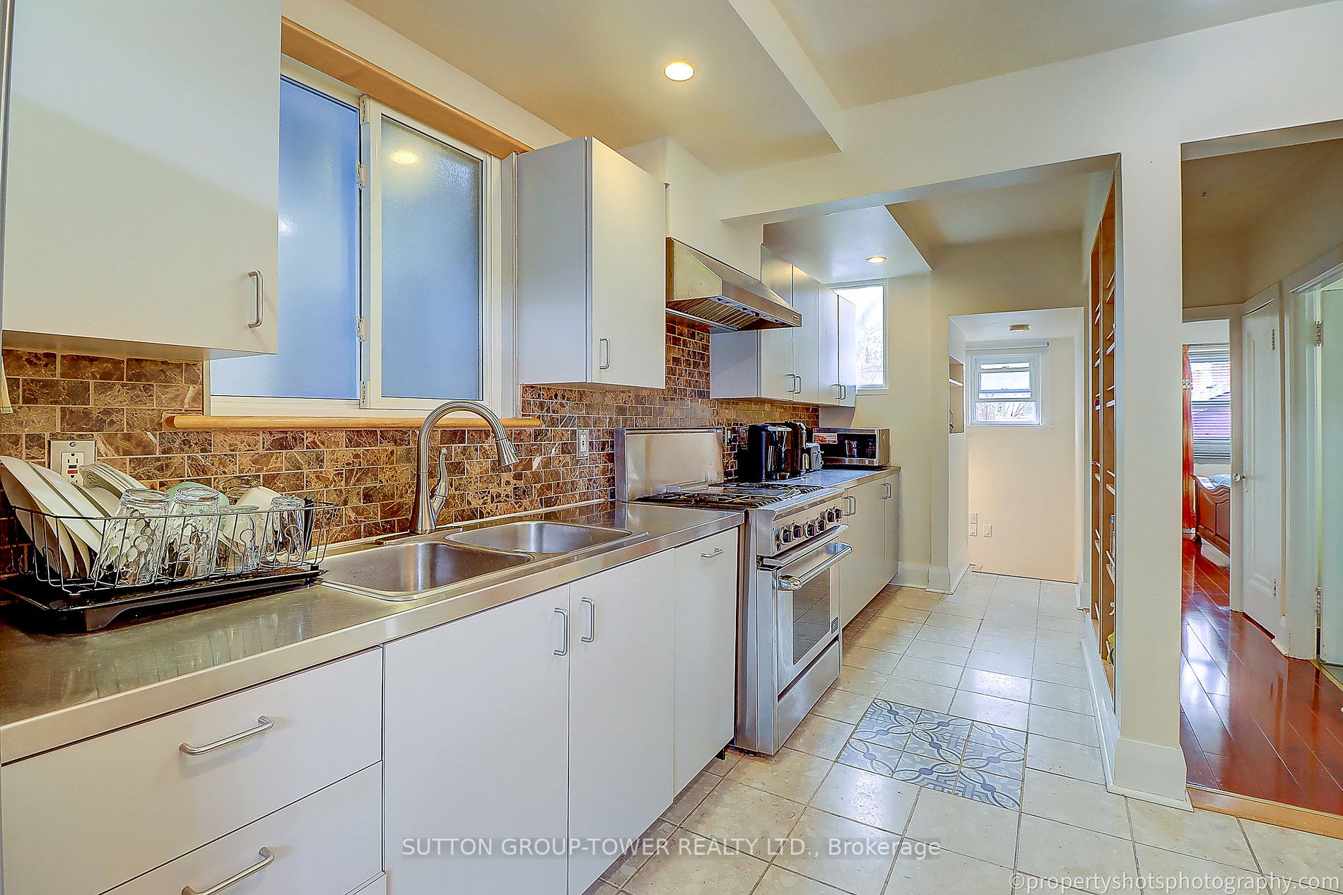 156 Warden Ave