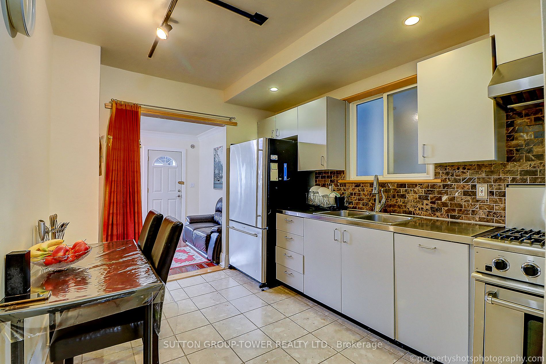 156 Warden Ave